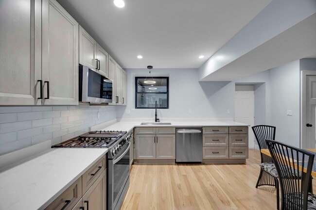 2046 W Moffat St in Chicago, IL - Building Photo - Building Photo