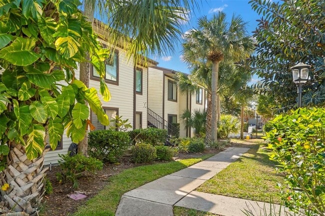 412 Moorings Cove Dr in Tarpon Springs, FL - Foto de edificio - Building Photo
