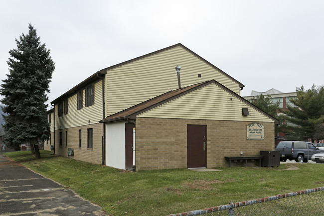 Penn Park Apartments in Turtle Creek, PA - Foto de edificio - Building Photo