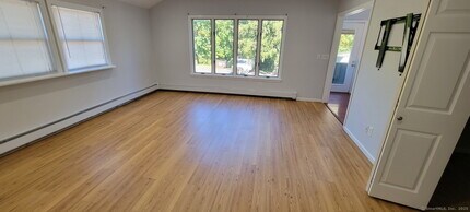 109 Wooster St in Bethel, CT - Foto de edificio - Building Photo