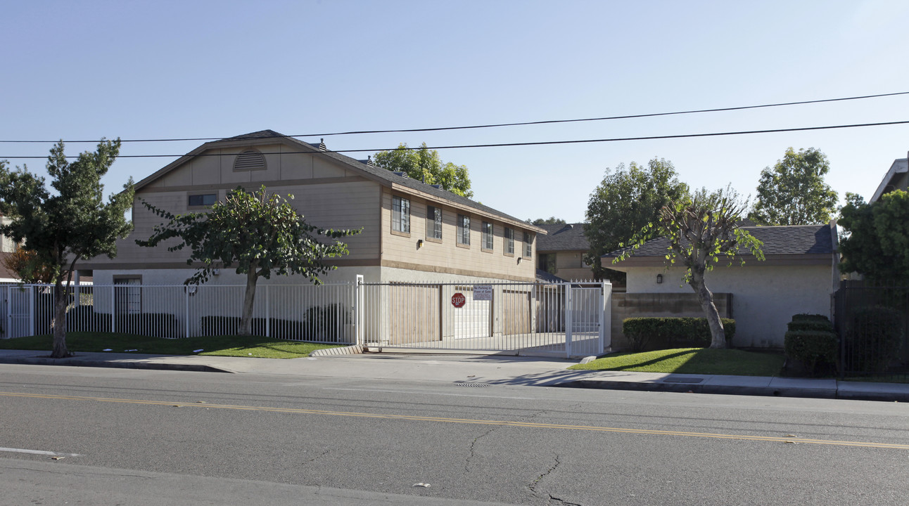 3930 W Valencia Ave in Fullerton, CA - Building Photo