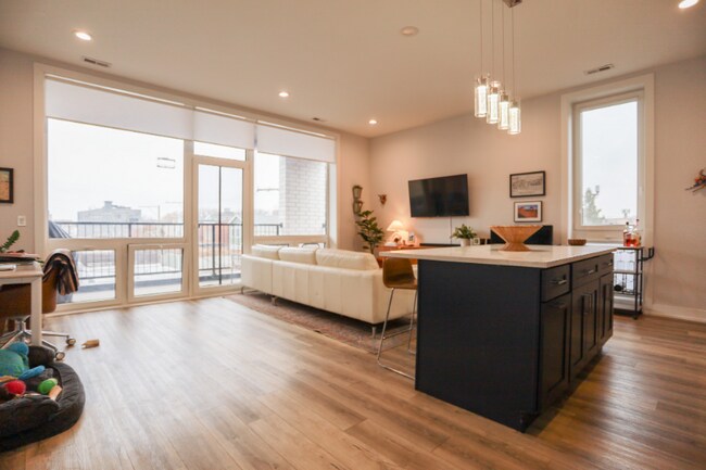 2402 W Carmen Ave in Chicago, IL - Foto de edificio - Building Photo