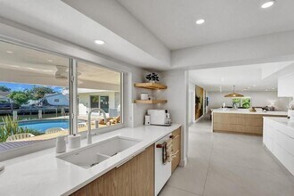 5581 NE 31st Ave in Fort Lauderdale, FL - Foto de edificio - Building Photo