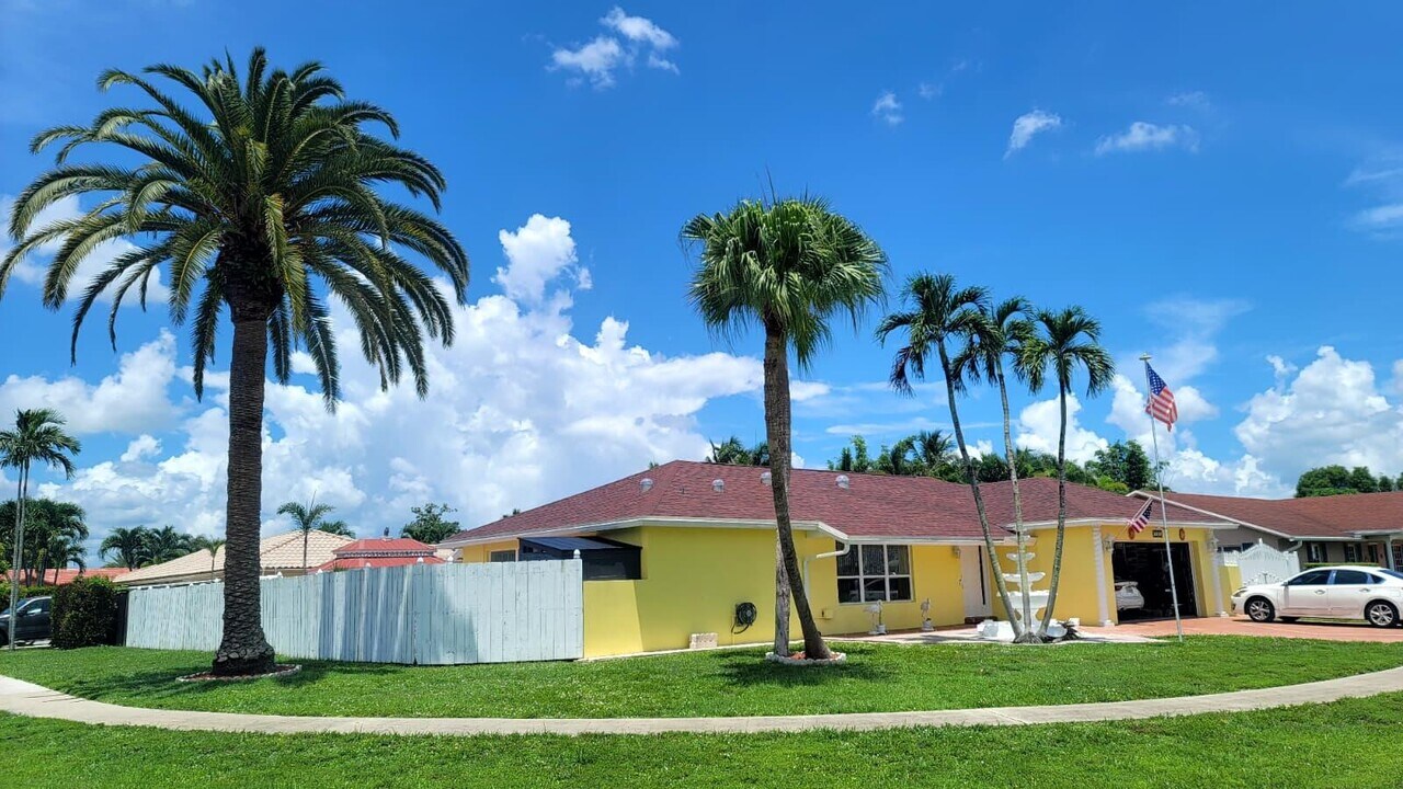 1283 Larch Way in Wellington, FL - Building Photo