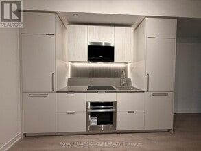 1 Fairview Rd E in Mississauga, ON - Building Photo - Building Photo