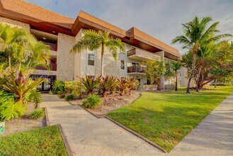 7477 SW 82nd St in Miami, FL - Building Photo - Building Photo