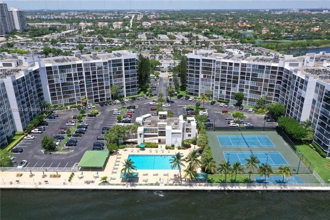 800 Parkview Dr, Unit # 630 in Hallandale Beach, FL - Building Photo - Building Photo