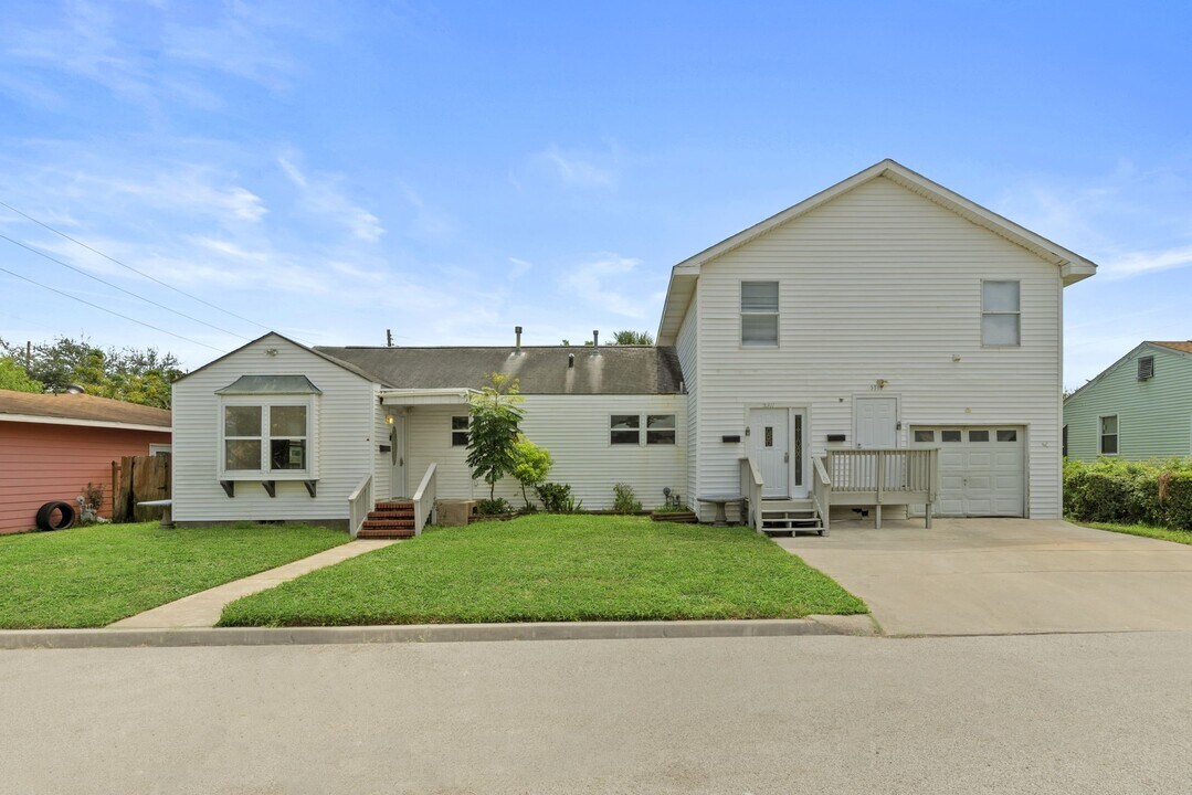 5311 Perry Ave in Galveston, TX - Building Photo