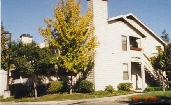 Cross Creek Apartments in Dublin, CA - Building Photo - Building Photo