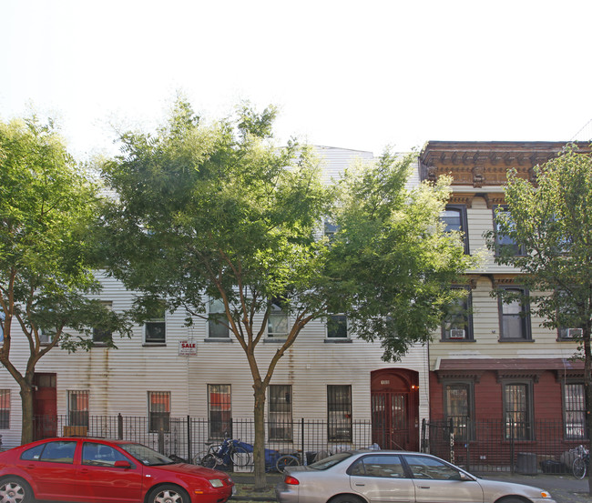 180 Meserole St in Brooklyn, NY - Building Photo - Building Photo