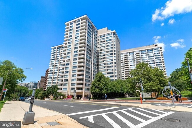 5500 Friendship Blvd in Chevy Chase, MD - Foto de edificio - Building Photo