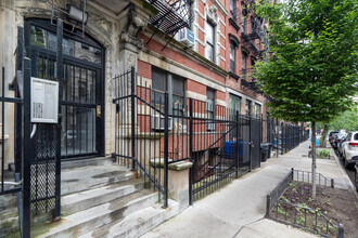 240 E 7th St in New York, NY - Building Photo - Building Photo