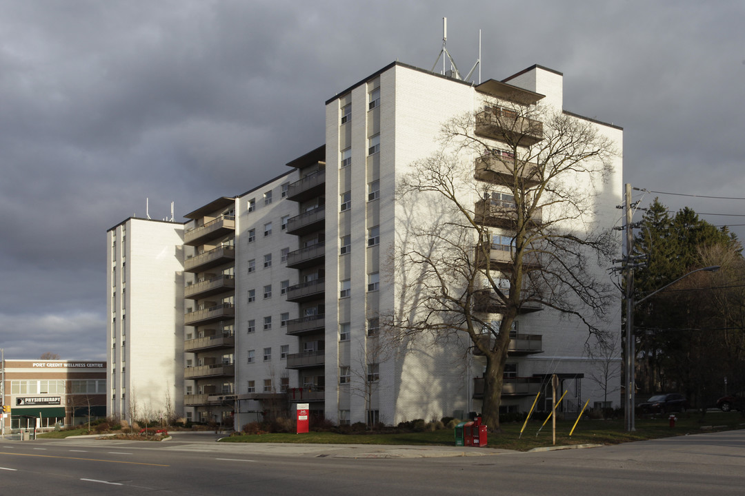 Sheridan Manor in Mississauga, ON - Building Photo