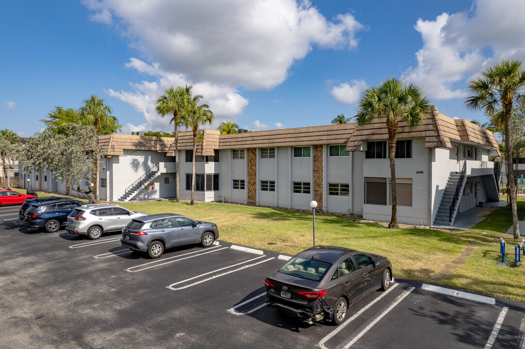 Coral Pines Condominium in Coral Springs, FL - Foto de edificio