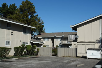 Garden Court Apartments in San Jose, CA - Building Photo - Building Photo