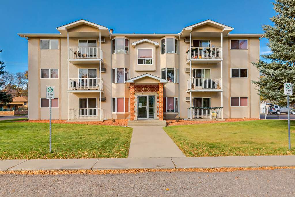 Scherer Manor in Medicine Hat, AB - Building Photo