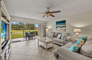 7025 Dennis Cir in Naples, FL - Building Photo