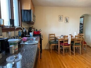 28 Adrian St, Unit 2 in Somerville, MA - Foto de edificio - Building Photo