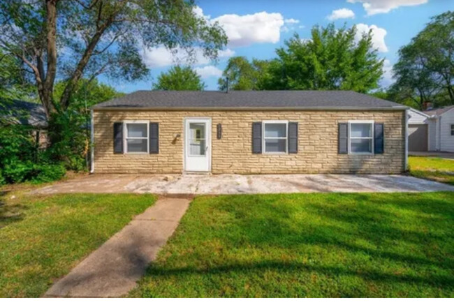 property at 1208 E Charleston Dr