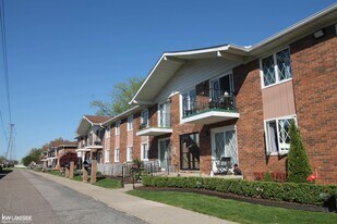 54679 Shelby Rd in Shelby Township, MI - Building Photo