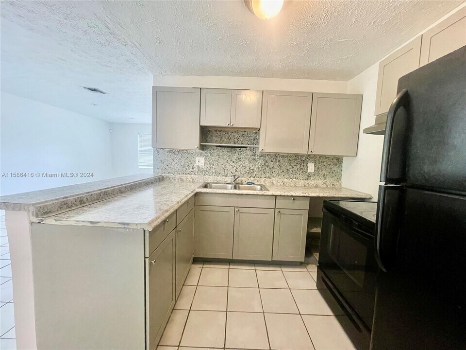 2621 Riverland Dr, Unit 2 in Fort Lauderdale, FL - Building Photo
