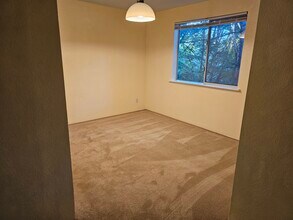 19230 Forest Park Dr NE, Unit C209 in Lake Forest Park, WA - Building Photo - Building Photo