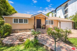 11717 Chenault St in Los Angeles, CA - Building Photo