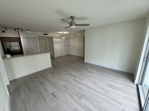 1152 NW 5th St, Unit C3 in Miami, FL - Building Photo - Building Photo