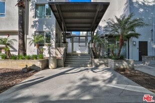 6400 Crescent Park E, Unit 302 in Los Angeles, CA - Building Photo