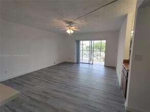 17000 NW 67th Ave, Unit 417 in Hialeah, FL - Building Photo - Building Photo