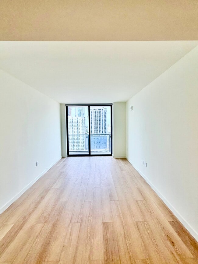 141 NE 2nd St, Unit 1001 in Miami, FL - Foto de edificio - Building Photo