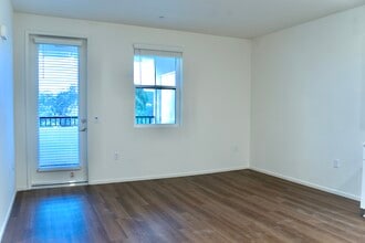 Cypress at Junipers Senior Apartments in San Diego, CA - Foto de edificio - Building Photo