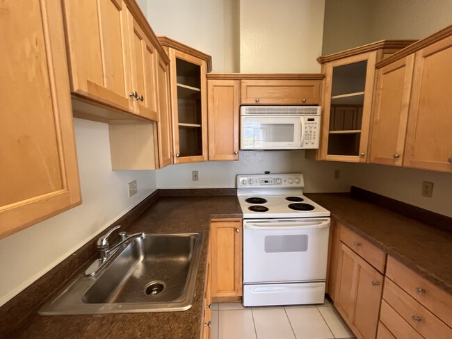 654 N Santa Cruz Ave, Unit F in Los Gatos, CA - Foto de edificio - Building Photo