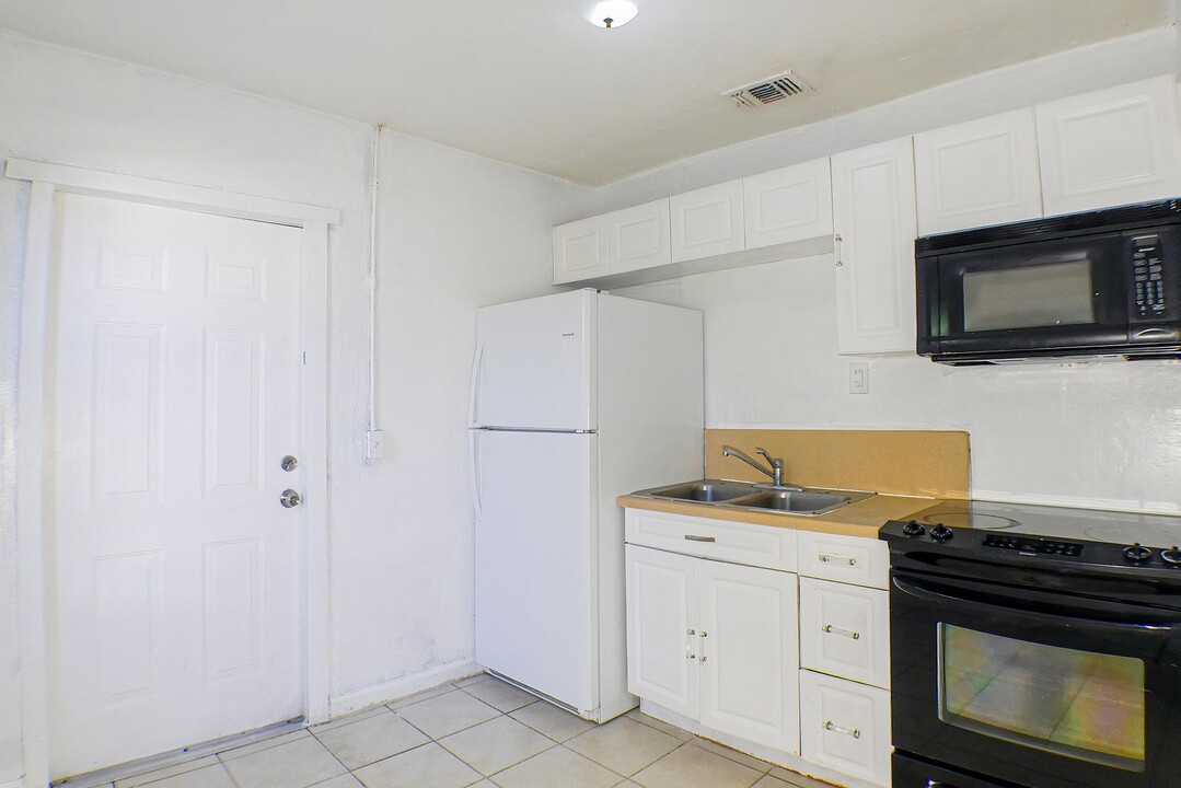 3040-3042 Douglas Ave in Ft. Myers, FL - Building Photo