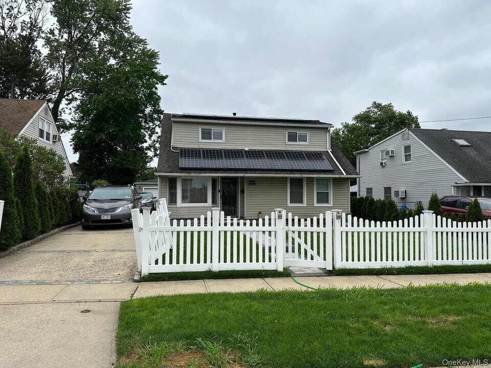 899 Bowling Green Dr in Westbury, NY - Building Photo