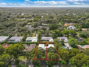 1130 Cotorro Ave in Coral Gables, FL - Foto de edificio - Building Photo