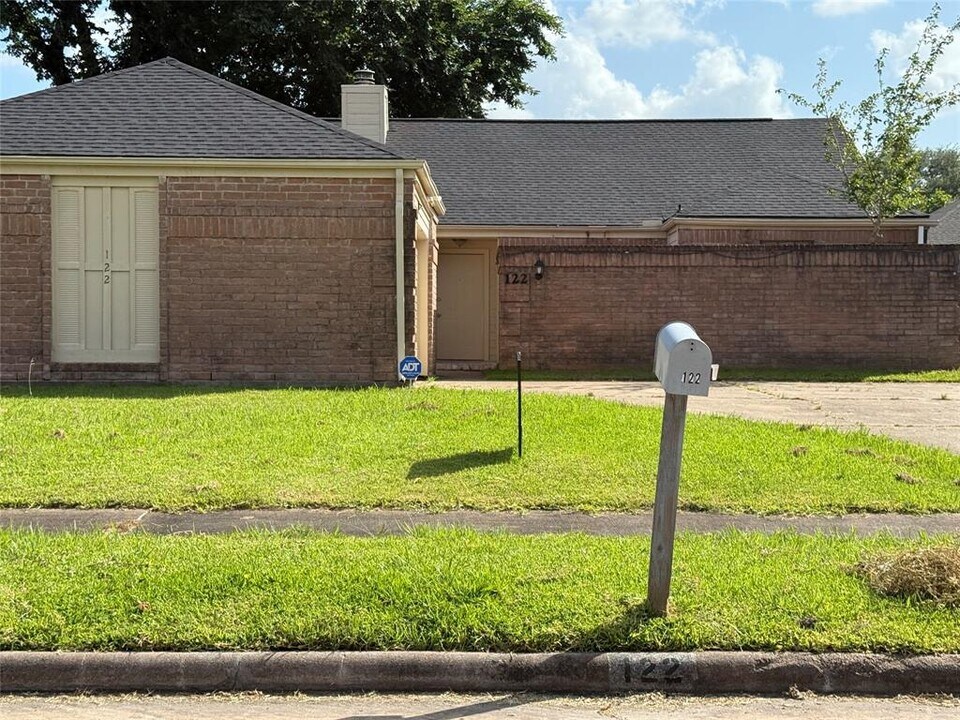 122 Queens Ct in Stafford, TX - Building Photo