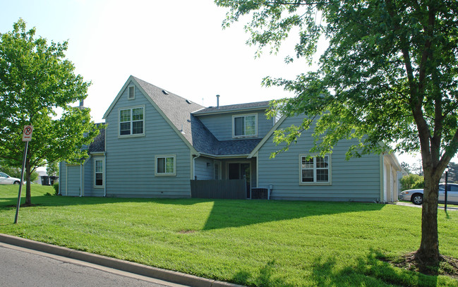 2327-2329 Yale Rd in Lawrence, KS - Foto de edificio - Building Photo