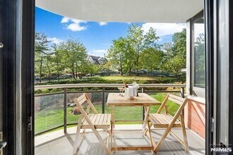 100 Carlyle Dr-Unit -2GS in Cliffside Park, NJ - Building Photo - Building Photo