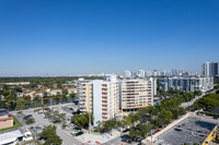 Crestview Towers in North Miami Beach, FL - Foto de edificio - Building Photo