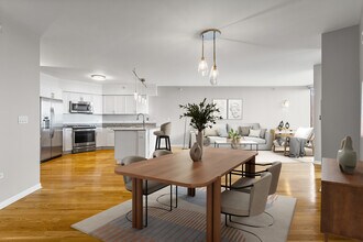 807 Davis St in Evanston, IL - Building Photo - Building Photo