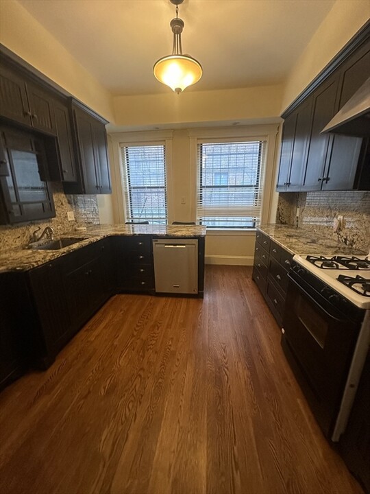 382 Riverway, Unit 1 in Boston, MA - Building Photo