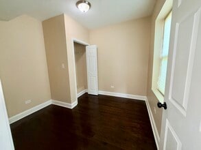 7208 S Cornell Ave in Chicago, IL - Building Photo - Building Photo