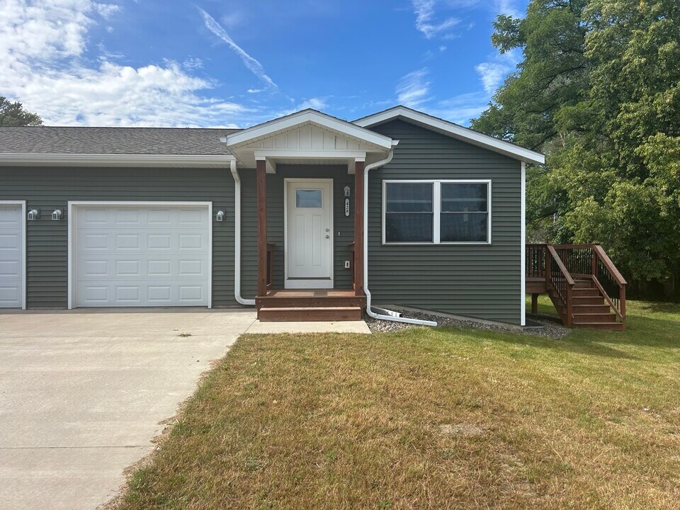 428 5th St E in Altoona, WI - Building Photo