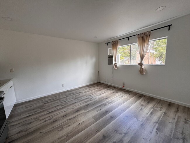 11243 Tiara St in Los Angeles, CA - Building Photo - Building Photo