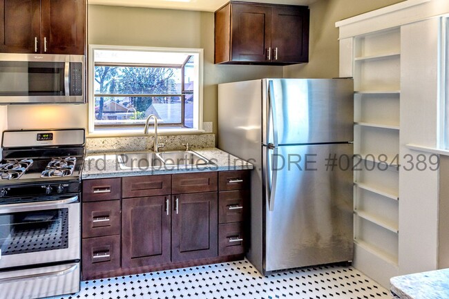 3034 E Vista St in Long Beach, CA - Building Photo - Building Photo