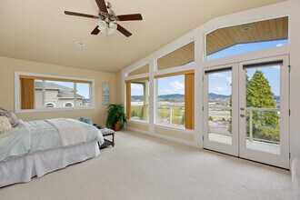 351 Lind Ave NW in Renton, WA - Building Photo - Building Photo