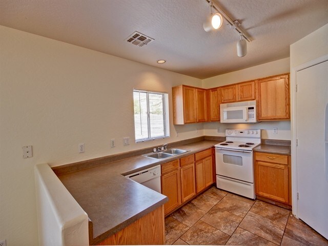 12438 W Windrose Dr in El Mirage, AZ - Foto de edificio - Building Photo