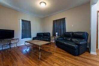 63 S Bell St in Fremont, NE - Foto de edificio - Building Photo