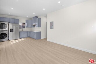 2445 Harwood St in Los Angeles, CA - Foto de edificio - Building Photo